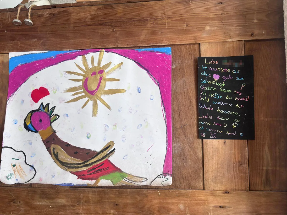 Mitschüler von Amira haben ihr Bilder gemalt.